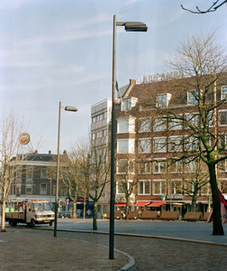 842133 Afbeelding van twee moderne straatlantaarns aan de westzijde van de Neude te Utrecht.